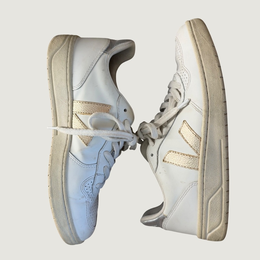 Veja V-10 Sneakers Size 7 Womens Low Top Leather White Gold V Logo Casual Shoes